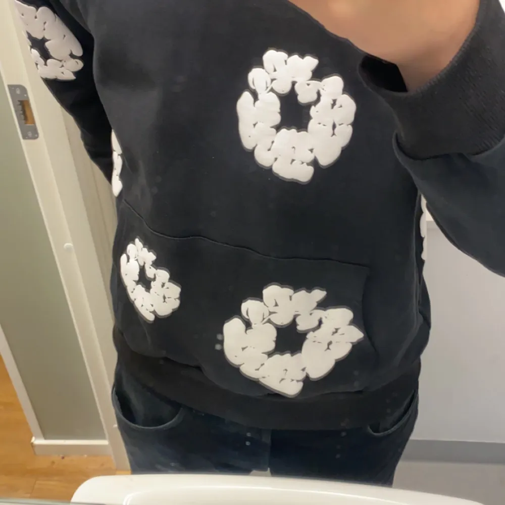 Säljer denna feta Denim Tears hoodien i svart, storlek M. Väldigt bra skick/ Endast använd 1 gång. Priset är inte hugget i sten.. Hoodies.