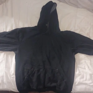 Svart Hoodie - Begagnad, men i gott skick! Medium, (men skulle säga passform är S) Tålig, hel svart, ingen tryck, en bra hoodie! Kan mötas upp i Växjö för fri frakt!