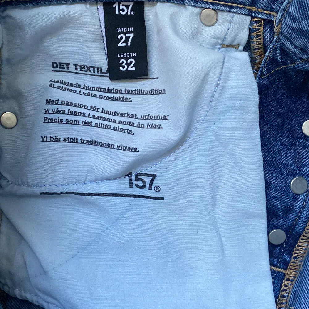 Säljer ett par klassiska blå jeans från märket 157. De har en straight passform och är i nyskick. Perfekta för både vardag och fest! Jeansen har en traditionell design med fem fickor och knappgylf.. Jeans & Byxor.