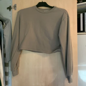 Beige/brun tröja från na-kd - Denna beige/bruna korta tröja kommer från nakd och är i gott skick. Använd 2 gånger. 🫶🏻🌸