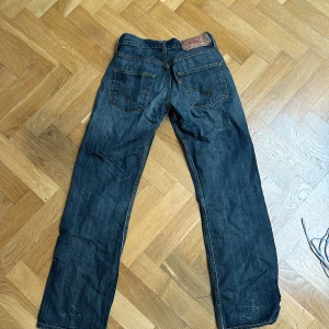 Levis, 501, 28/32. Flare/bootcut - Levis jeans, mörkblå, 501, utsvängda. Säljer pga korta i benen för mig 