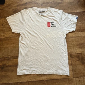 T-shirt med tryck - Vit vans t-shirt med tryck fram och bak. Storlek L, så perfekt oversized tröja om man vanligtvis har storlek S/M. Funkar till både herr och dam. Pris kan diskuteras!