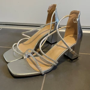 Klackskor - Helt oanvända klackskor💞 storlek 40 men passar även 39💗