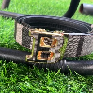 Burbery bälte - Helt nytt burbery bälte jätte snygg att ha på sig och passar till allt samt aldrig Andvänd.