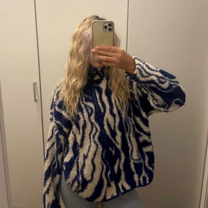 Fleecetröja  - Tunn fleece från monki💙Använd ett fåtal gånger men har inga defekter 🤍