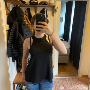 Blus från Zara - Jättesöt blus från Zara i jättebra skick! Storlek S