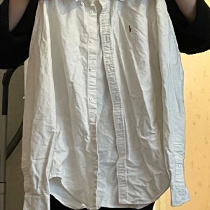 Ralph lauren skjorta - Ralph lauren skjorta för kvinnor super slim fit. Sitter bra på kroppen, äkta, storlek 6. Passar M och S