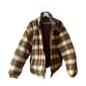 SUPREME REVERSIBLE FLANNEL PUFFER - FW22 eller SS23, storlek M, med två hål som syns på bild 4 & 5.