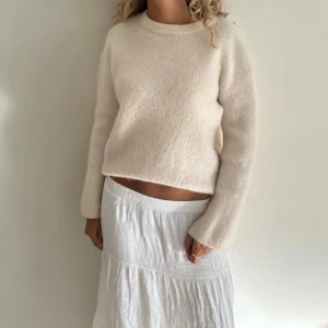 Stickad tröja - Säljer nu denna supper mysiga stickade tröjan från &other stories! I ny skick 