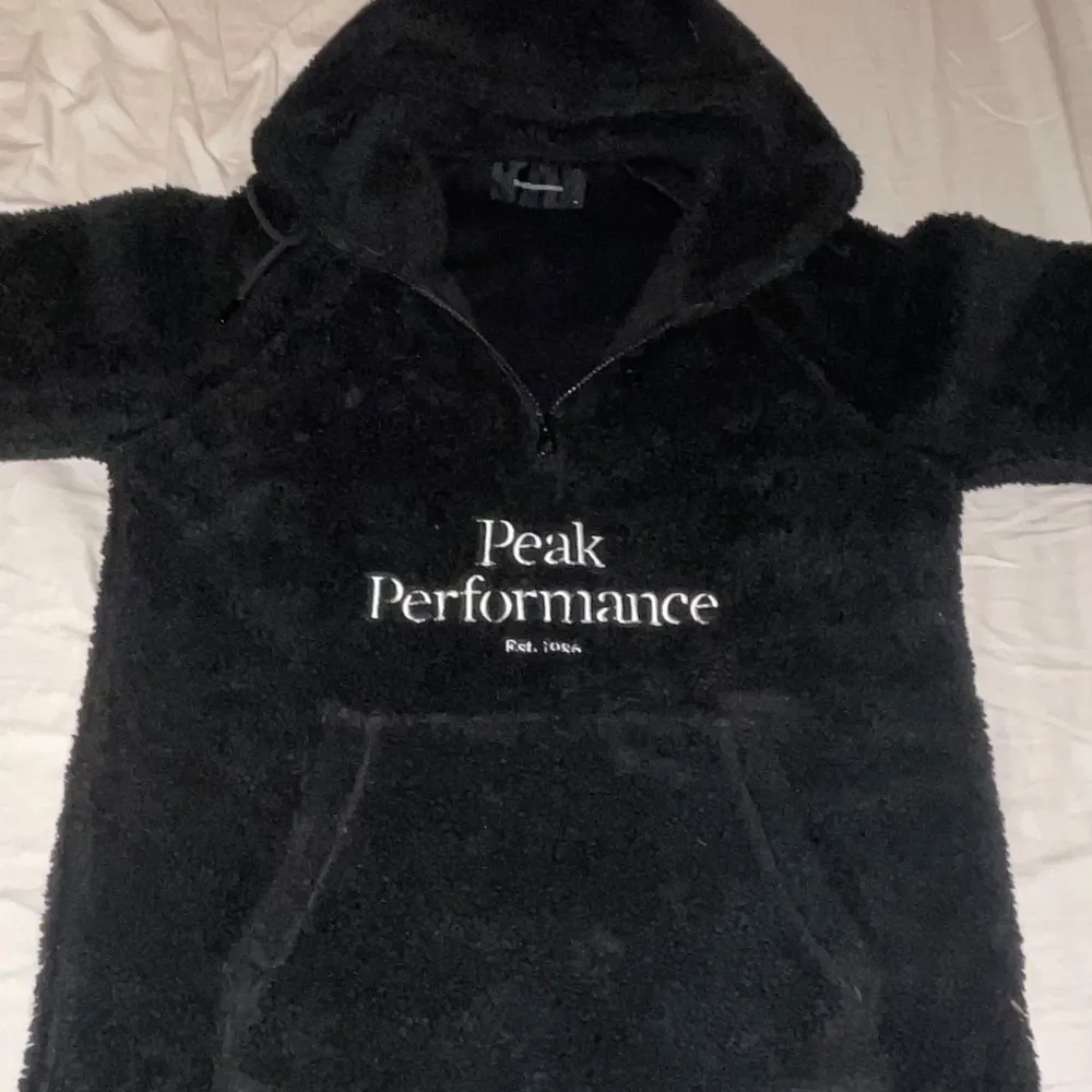 Säljer denna trendiga teddytröja från peak performance!. Hoodies.