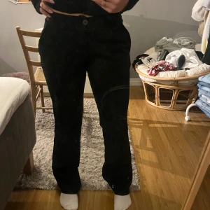 Kostymbyxor low/mid waist  - Säljer min mammas gamla kostymbyxor köpta på tidigt 2000-tal då ja har för många! Otroliga byxor som inte går att få tag på längre💗 står ingen strl då den är utsuddad pga tiden men skulle uppskatta en den till en 38, skriv för mer info!