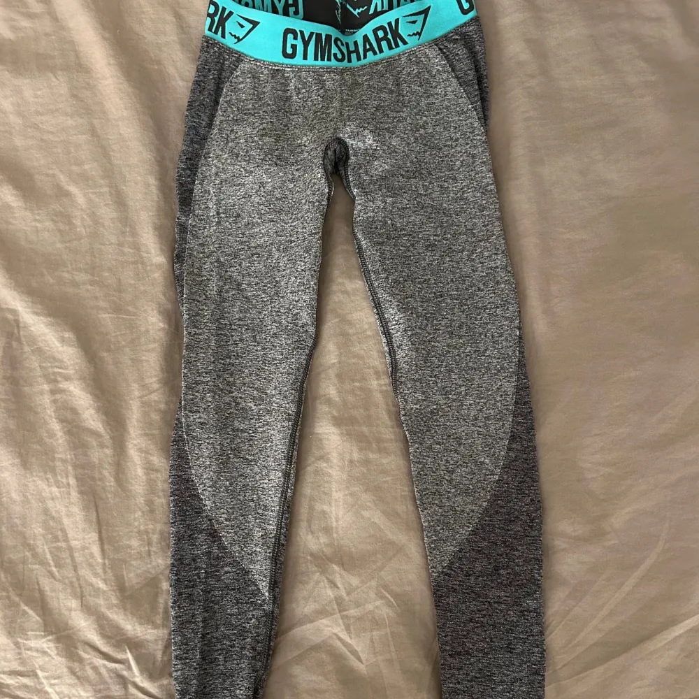 Gråa gymshark träningsbyxor som är low waisted. Aldrig använda pga att de är för små. Storleken är S men skulle säga att de sitter som en xs. . Jeans & Byxor.