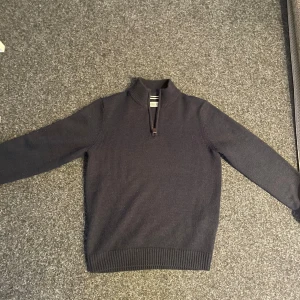 Stickad tröja - Lite knopprig men går att ta bort