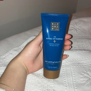 Kroppskräm/ body cream  - Säljer en fantastisk kräm från rituals! Kan användas till kroppen, händer.  Frisk doft av eucalyptus och rosmarin!   100 ml