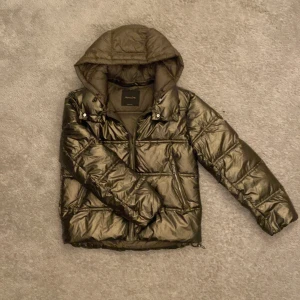 Massimo dutti jacka - Säljer nu en riktigt fin Massimo dutti jacka(utsåld) i storleken S. Använd endast enstaka gång och är i fint skick.  Mitt pris 1299 Kontakta mig vid vidare funderingar eller frågor