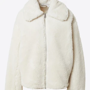 Fluffig höst/vinter jacka - Så fin höst och vinter jacka i fluffigt material. Helt ny, aldrig använd, därav priset (prislapp kvar). Väldigt varm och gosig jacka som passar nu i det kalla vädret. Jackan är overzied och är i storlek XXS men skulle säga att den är mer som XS/S💕nypris 1000 kr