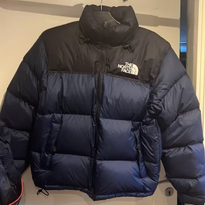 Blå och svart pufferjacka från The North Face - Den är väldigt fin kan gå ner i pris