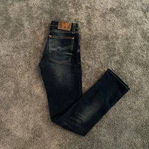 Nudie Jeans - Tja, säljer dom här feta nudie jeansen i storlek 28/32! Inga synliga skador eller defekter, priset kan diskuteras och tveka inte vid frågor!