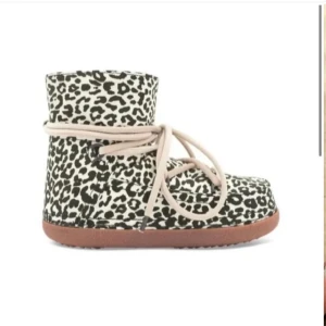 Inuikii - Superfina leopard inuikii skor nu till vintern. Jättevarma och sköna. Använda en vinter men ändå i bra skick. Köpte för ca 3000 kr