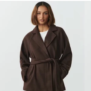 Brun höst jacka  - Säljer höst jacka från Ginatricot som är slutsålt, använd men i fin skick