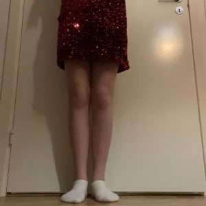 Glittrig skoj - Röd paljett kjol Från: Lindex Storlek: 146/152