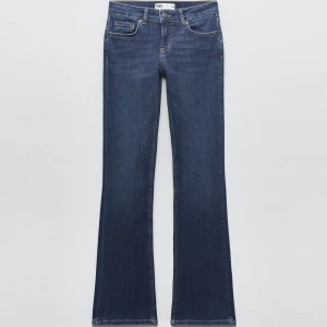 Zara lågmidjade jeans - Säljer dessa mörkblåa bootcut lågmidjade jeansen från zara i storlek 36. De är i bra skick men kommer inte till användning längre 💗