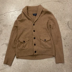 Gant cardigan - Gant cardigan i merinoull | Bra skick men två små hål/revor på kragen, inget som märks | Hör av er om ni har några frågor eller funderingar!