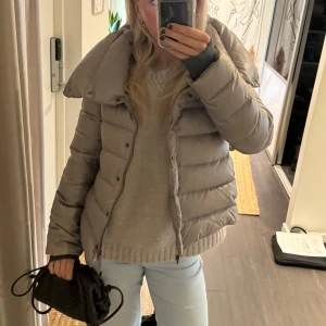 Höst jacka  - Säljer denna ur snygga och unika herno liknande jackan med ”krage”❣️❣️