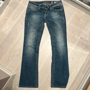 Miss mee jeans  - Supersnygga Lågmidjade bootcut missme jeans. Superbra skick, säljer dem då de tyvärr är försmå för mig. Jag är 164 cm lång. 