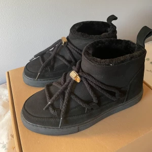 Inuikii classic low black 37 - Intressekoll på dessa fina Inuikii classic low black! Perfekta nu till vintern, och skick så gott som nytt. Box, dustsheets och ett litet inuikii kort medföljer. Det vita på skorna är bara lite damm som enkelt går att borsta av. Inga defekter! Skriv!