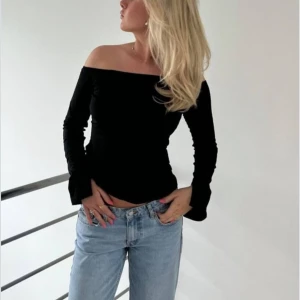 Offshoulder topp - En svart topp som aldrig använts utan endast testat