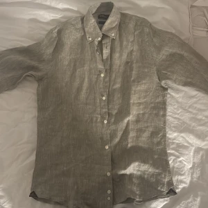 Morris linneskjorta  - Morris linneskjorta, storlek XS, oanvänd så är i mycket bra skicka, pris kan diskuteras 