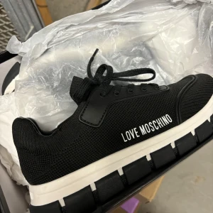 Moschino skor  - Använda nån gång köpta för 1500 kr säljer för 600, om ni vill pruta ner priset är det bara o skriva. Storlek 39/40 