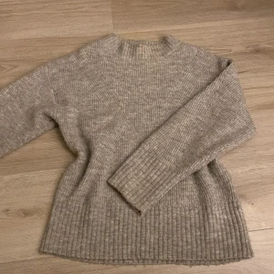 Mys tröja - En jätte skön grå mys tröja i strl 146-152 men passar mig som har xs :)