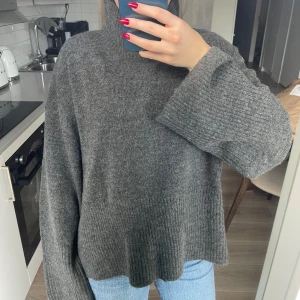 Stickad polotröja  - Jätte fin stickad tröja med slits på sidan. Knappt använd