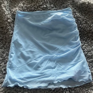 Kjol - En blå kjol som var tänkt till en fest men den levererades för sent. Väldigt gullig🥰