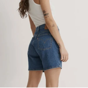 Blå jeansshorts från Levi's - Snygga Levi's shorts i blått. De är helt oanvända, köpte för att ha utomlands men dem användes inte. Dom är i storlek W24 och dom passar mig perfekt som brukar ha storlek S! Bättre bilder kan lösas om man vill ha det! 💙