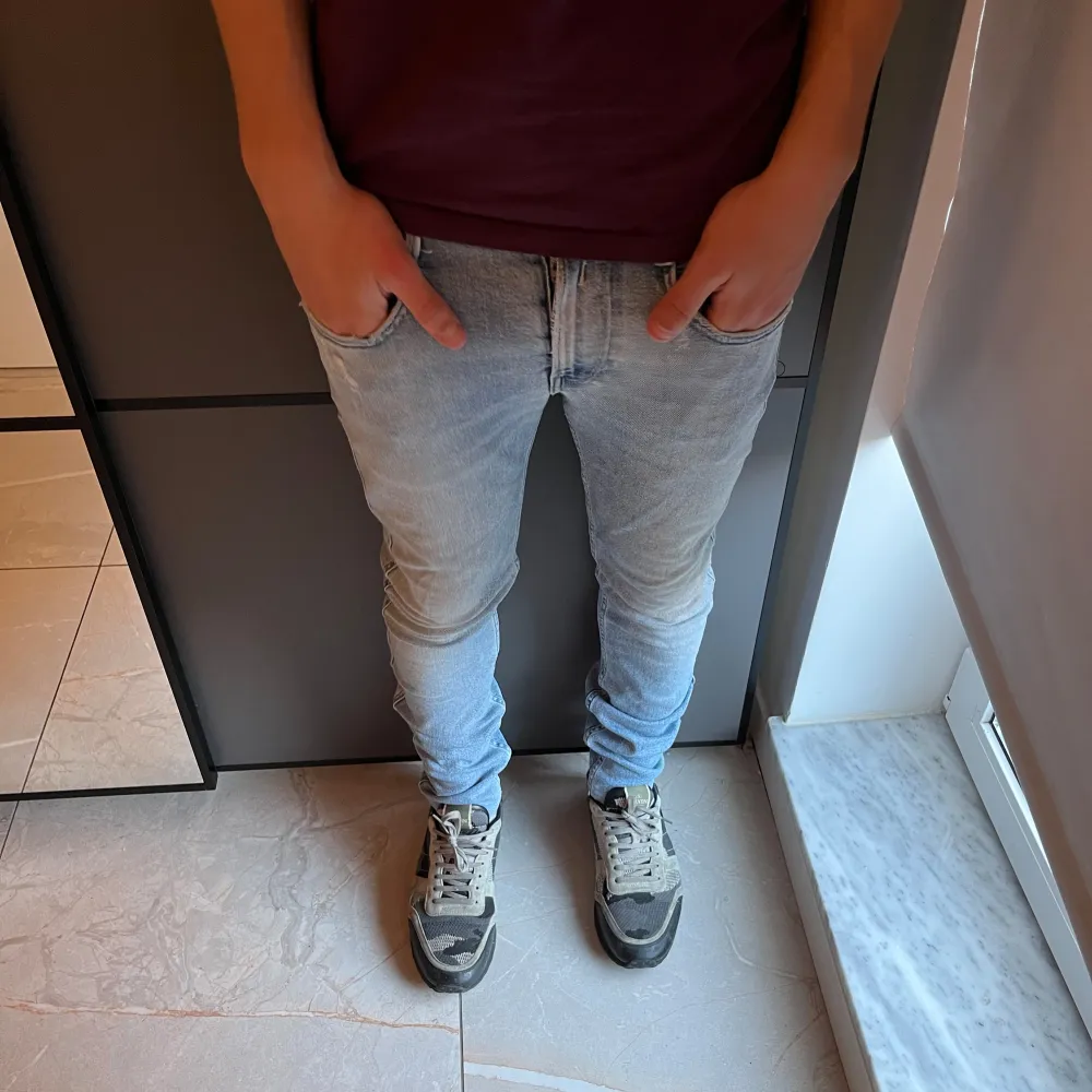 Hej, säljer nu dessa replay anbass jeansen. Väldigt bra skick. Ny pris = 1699:-. Säljas för 499:-. Moddellen är 179cm. Jeans & Byxor.