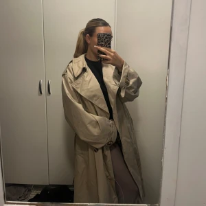 Trenchcoat  - Beige trenchcoat ifrån Leeford. Jag är vanligtvis en xs/s och denna är en oversized modell. Passar även medium.  Jackan går ner till vaderna och jag är 165cm lång  PRIS KAN DISKUTERAS VID SNABB AFFÄR 