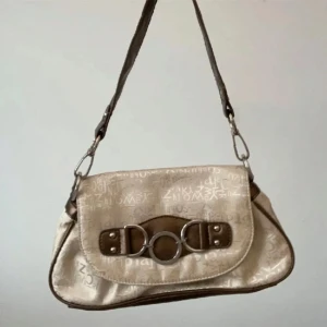 Y2k handbag - Cool handväska i beige och brunt i y2k stil☺️finns lite skavningar på axelbandet, skriv om du vill ha bild på det så fixar jag☺️Lägg gärna prisförslag:)