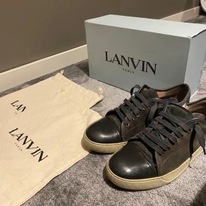 Lanvin - captoe - Säljer mina lanvins för endast 2099 kr. Skick 8/10, är dessutom otvättade på bilden! Sulorna är ned trampade och skosnörena är lite slitna. De originala innesulorna har gått sönder och nya är insatta, vilket inte märks. Hör av er vid minsta intresse!
