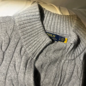 Polo zip up  - Säljer denna pågrund av använder inte längre är i perfekt skick passar även L  Pris kan diskuteras 