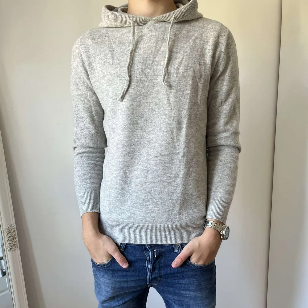 Hej! Säljer denna efterlänktade cashmere hoodien, modellen på bilden är 180, hoodien passar även 170-180 cm långa, modellen är 100 cashmere och perfekt nu till hösten Kan som minst gå till 600-700 kr då de redan är väldigt bra pris. Hoodies.