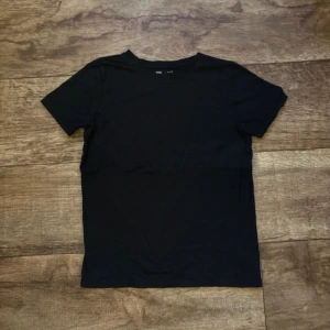 Svart basic T-shirt  - Svart basic T-shirt i storlek S. Vet inte märket men lappen säger ”sinsay”. Köpt på vinted men den satt inte som jag ville därav säljer jag vidare.🤍