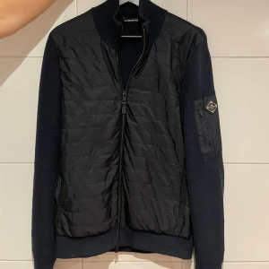 J Lindberg Cardigan - Tjabba, säljer denna J Lindberg cardigan I storlek s, jackan är knappt använd och det finns inga defekter. Hör av dig vid minsta lilla fundering🙂.Nypris 3200