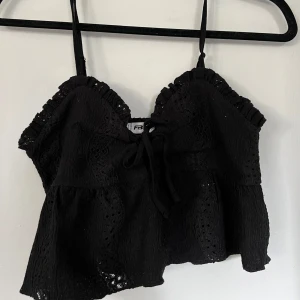 Linne - Svart linne med volanger från new yorker, som nytt! 