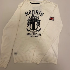 Stickad Morris tröja - Rikgit fet stickad Morris tröjan i väldigt bra skicka utan hål eller liknade perfekt nu till hösten/vintern.  Nypris ca 1200kr, jag är 185cm och väger 68kg, Skriv vid minsta fråga eller fundering🔥👍