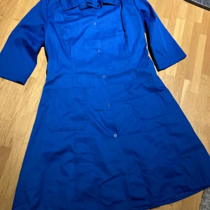 Vintage Arbetsrock - Mörkblå skjortklänning från björnkläder Halvlånga armar 