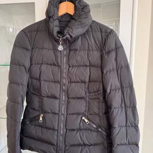 Moncler jacka i perfekt skick, strl 3, passar till 38-40, original.