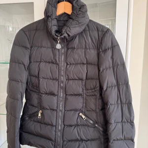 Moncler jacka - Moncler jacka i perfekt skick, strl 3, passar till 38-40, original.
